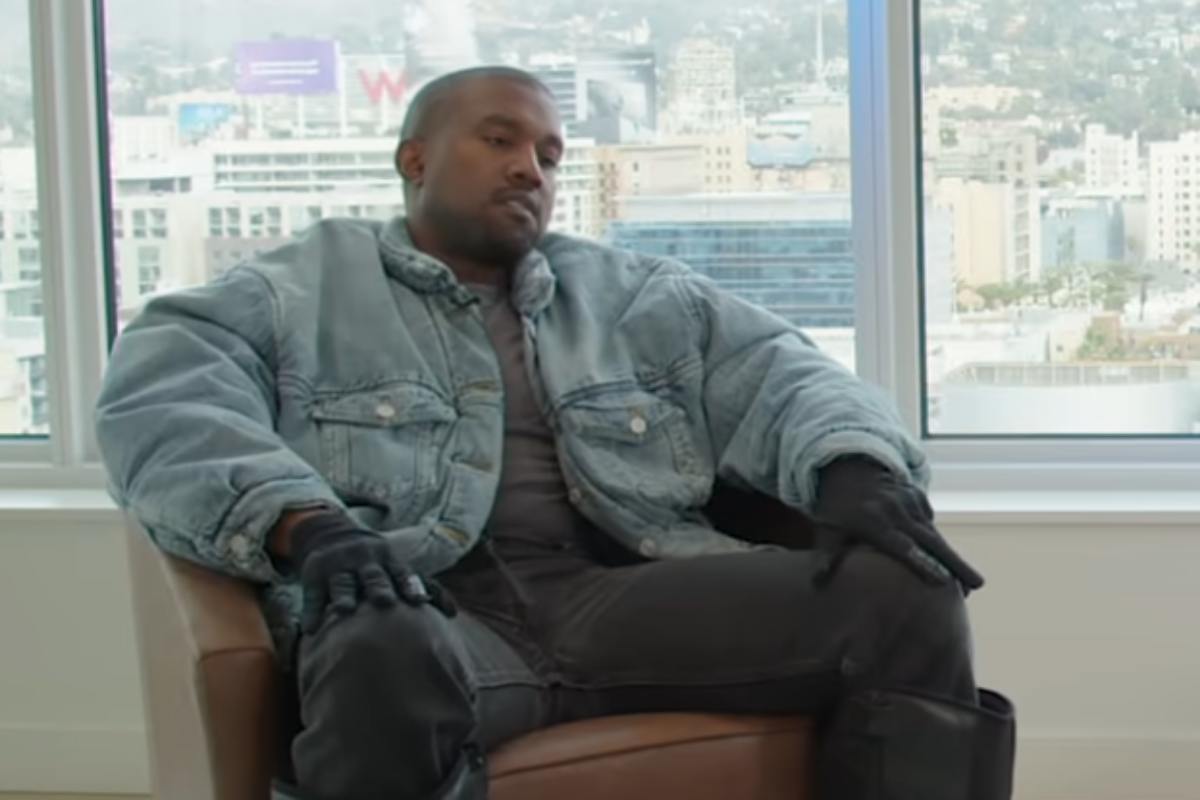 Kanye West sentado em sofá