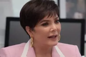 Kris Jenner, de conjunto rosa