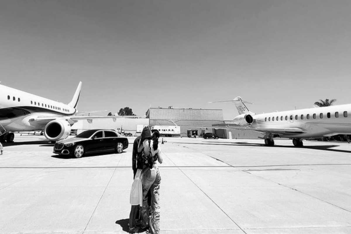 Travis Scott e Kylie Jenner mostram seus aviões