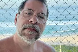 Leandro Hassum usando óculos