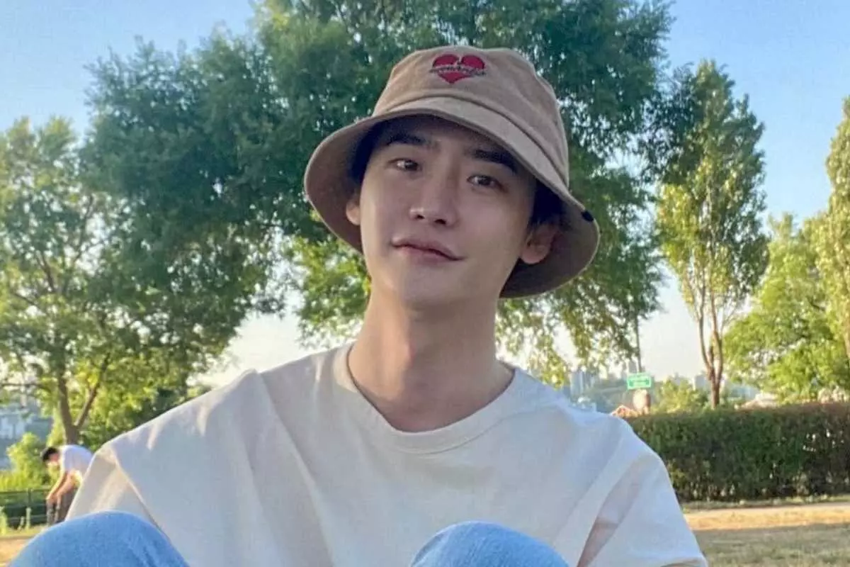 Lee Jong Suk posando para foto