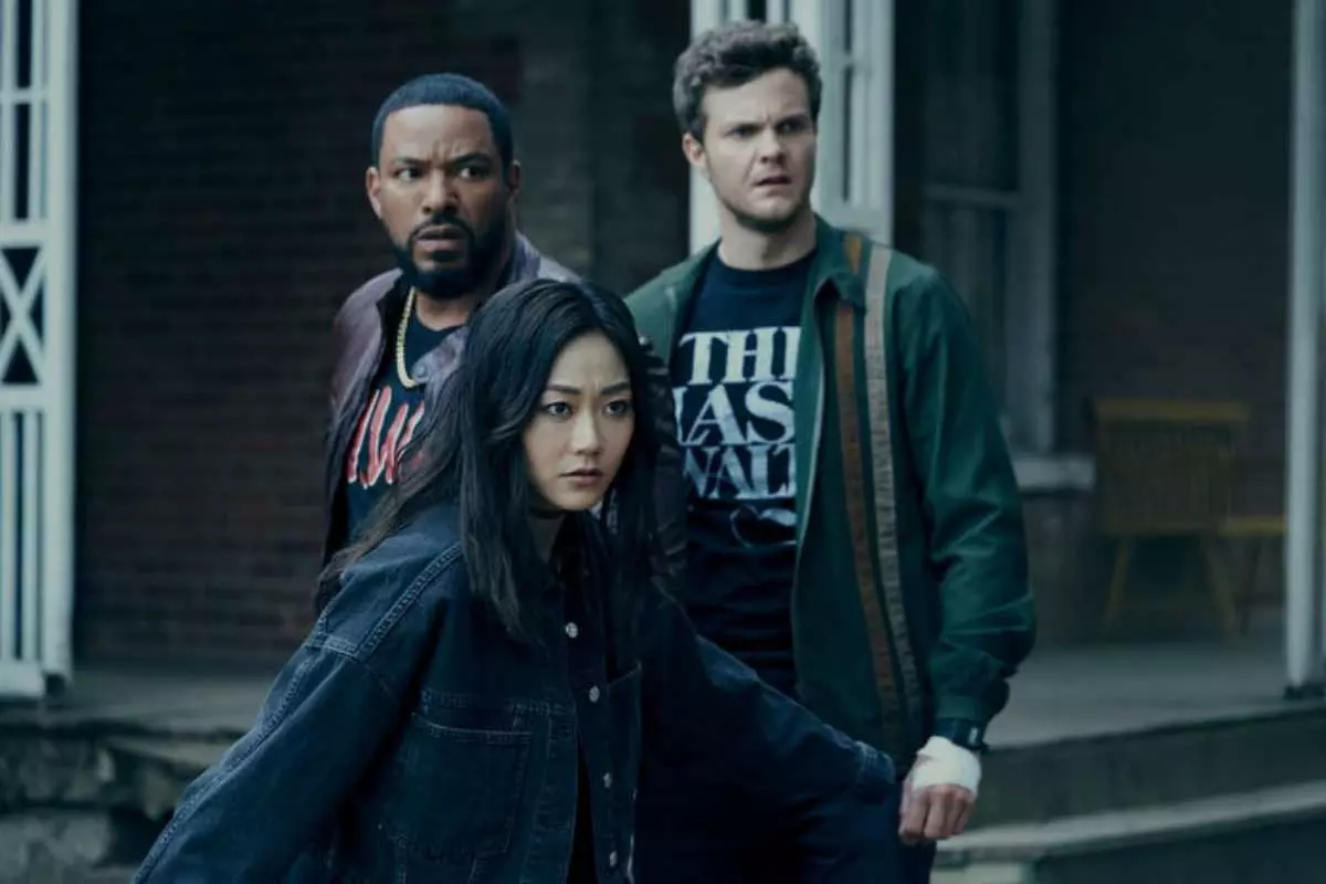 leitinho da mamãe (laz alonoso), hughie (jack quaid) e kimiko (karen fukuhara) em the boys