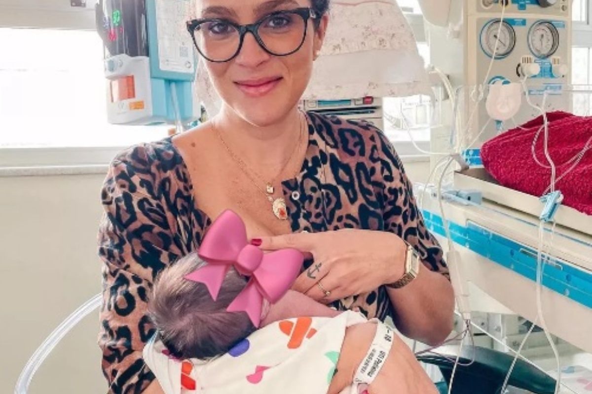 Filha de Juliano Cazarré mama pela primeira vez desde a cirurgia cardíaca