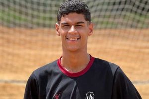 Luva de Pedreiro em frente ao gol