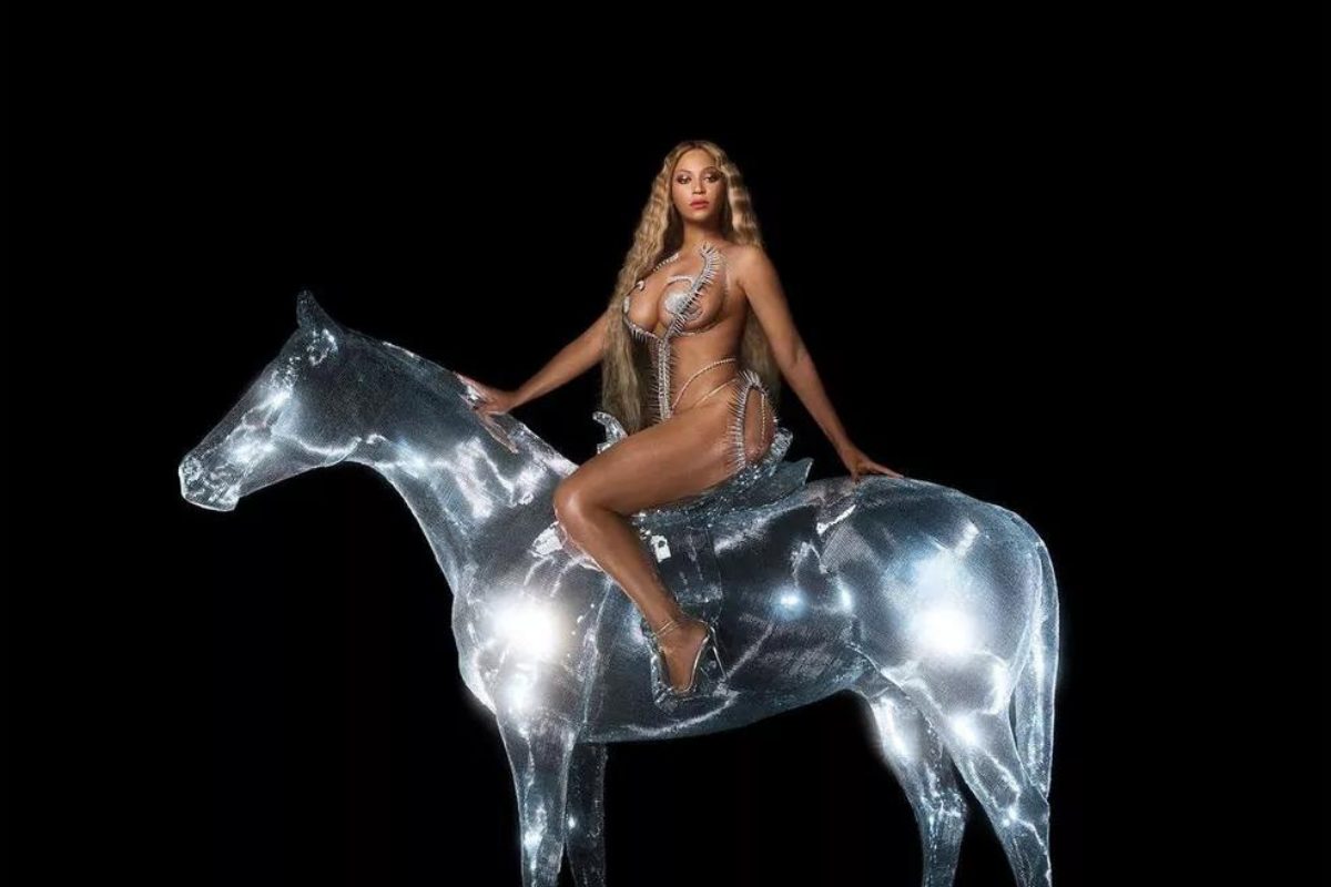 Beyoncé em um cavalo na sua capa de "Act I: Renaiscence"