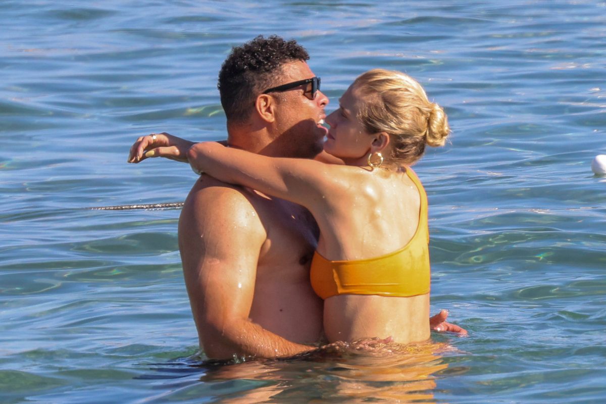 Ronaldo e Celina Locks no mar, em Ibiza