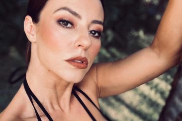 Paolla Oliveira Posa Com Look Ousado E Quase Mostra Demais