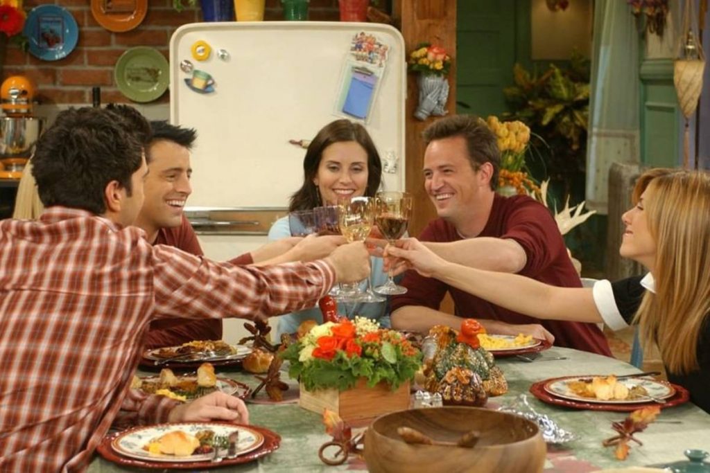 protagonistas de friends brindando à mesa