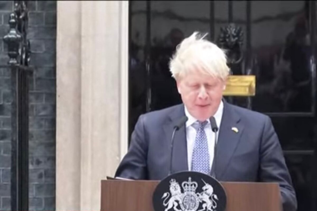 Boris Johnson fazendo pronunciamento