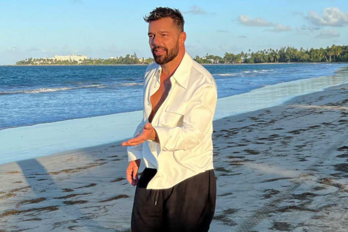 Ricky Martin na praia de bermuda