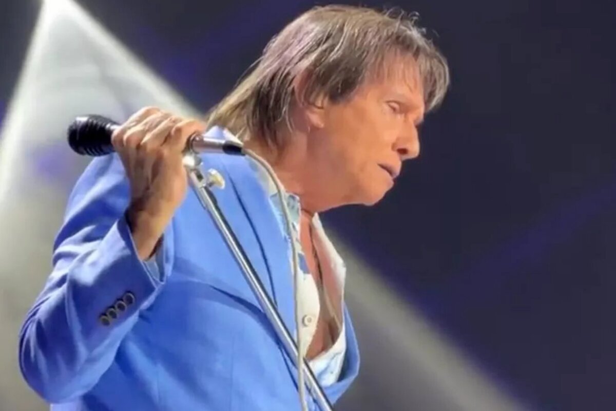 Roberto Carlos irritado, no palco, de terno azul