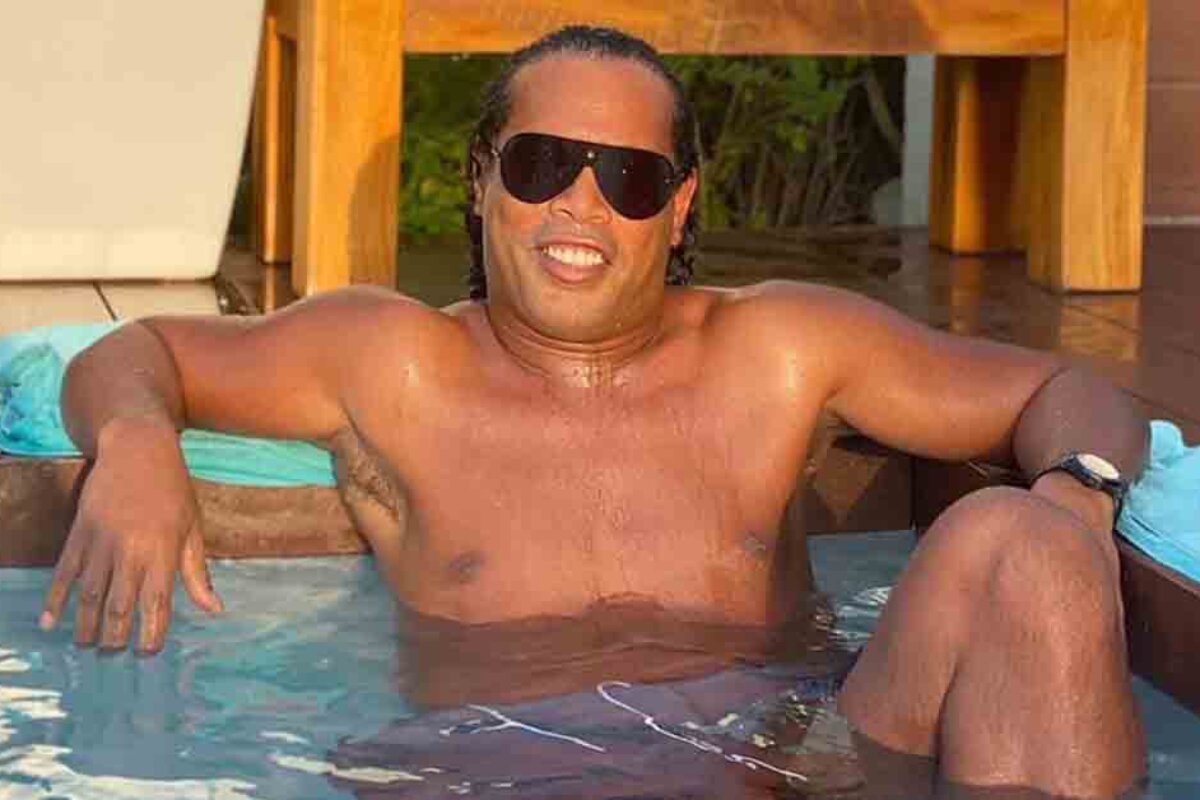 Ronaldinho Gaúcho na piscina, de óculos escuros