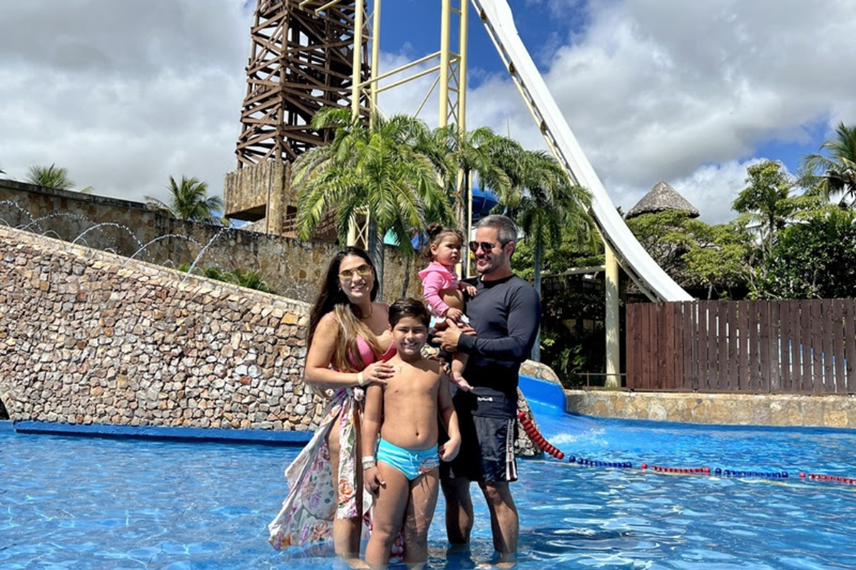 Simone Mendes com o marido Kaká Diniz e os filhos Henry e Zaya