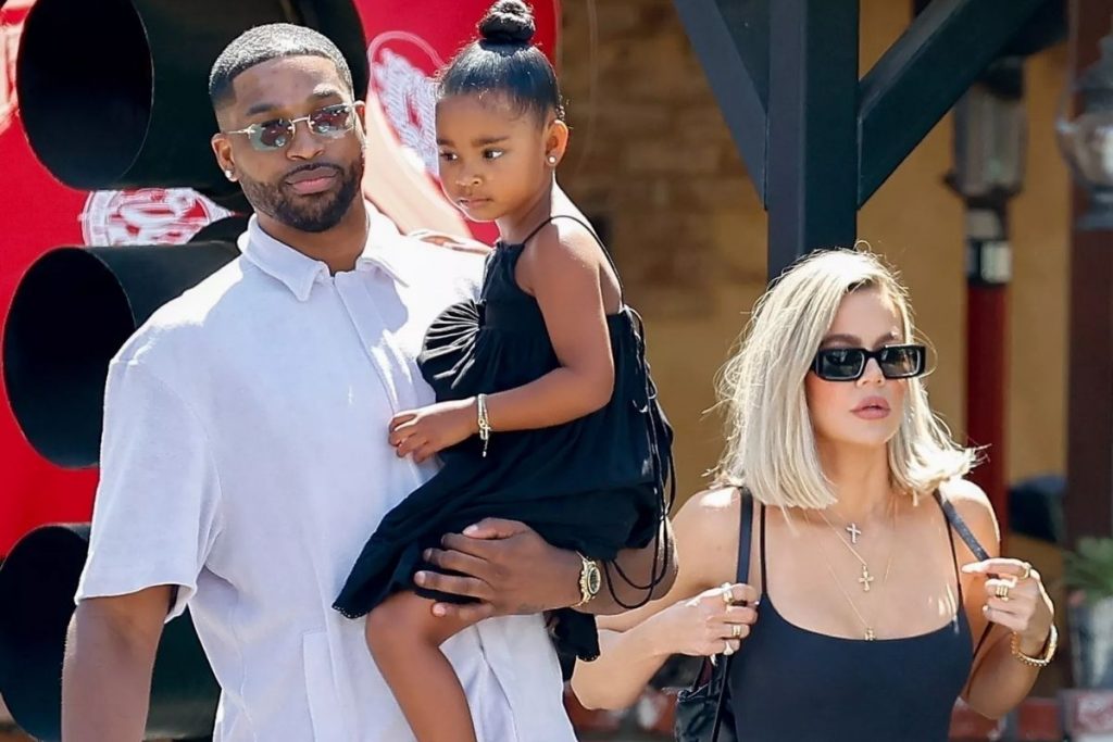 Khloé Kardashian e Tristan Thompson com a filha True