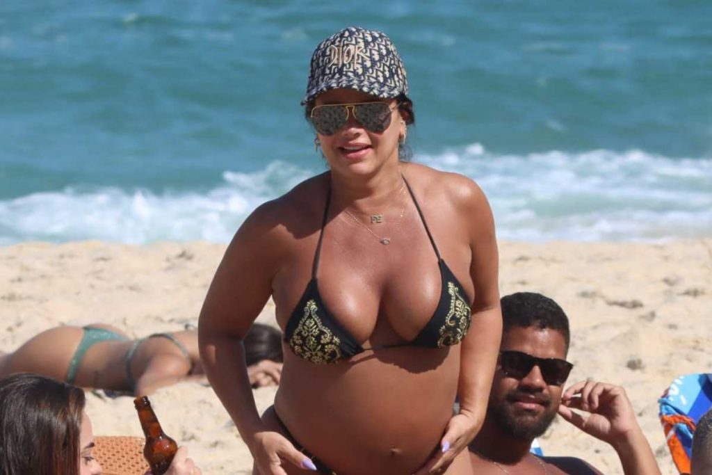 Viviane Araújo curte dia de praia no Rio de Janeiro