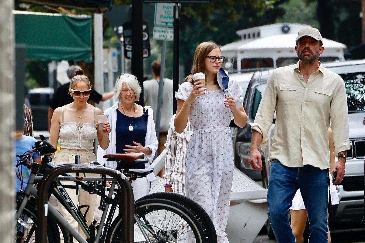 J-Lo passeando com a sogra e o marido, Ben Affleck