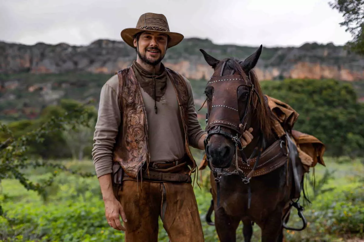 Sergio Guize segurando um cavalo cenario de Mar do Sertao