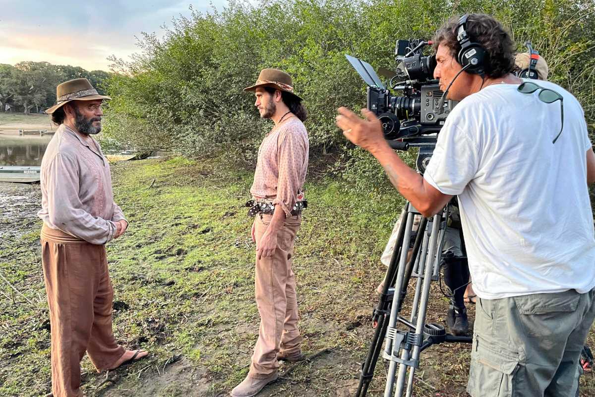 Almir Sater e Gabriel Sater gravando cena com Eugênio e Trindade em Pantanal