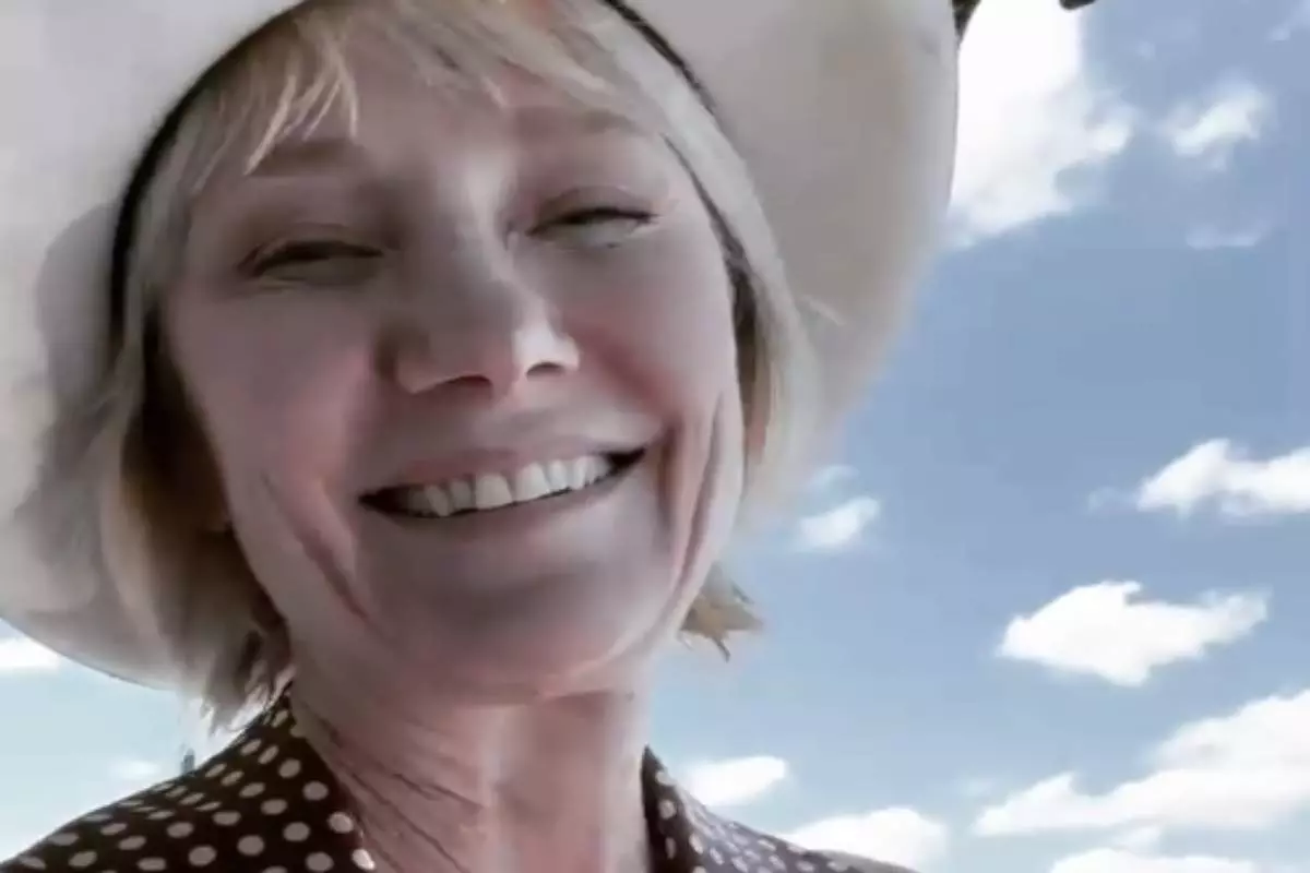 Anne Heche sorrindo em vídeo