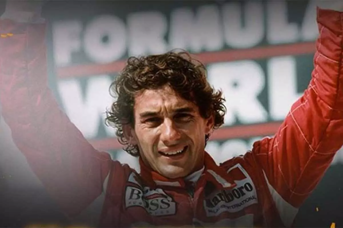 Ayrton Senna levantando a bandeira do Brasil, em uma de suas vitórias na F1