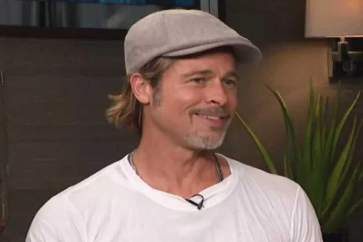 Brad Pitt com boina e camiseta branca
