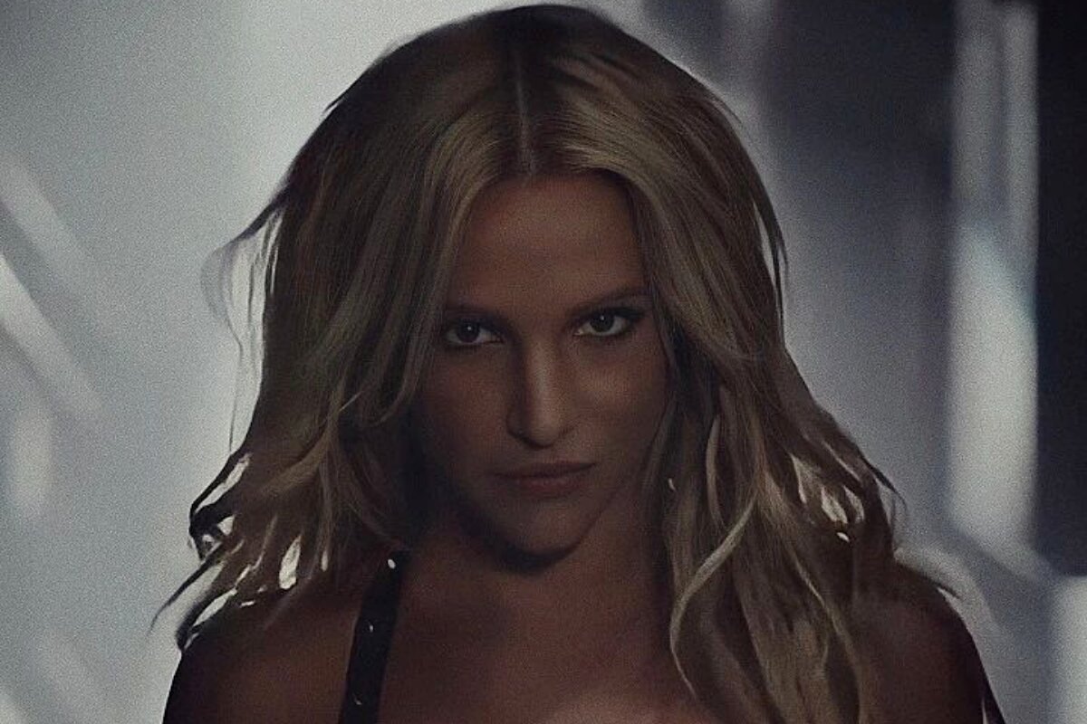 Britney Spears em cena de clipe, de cabelos soltos