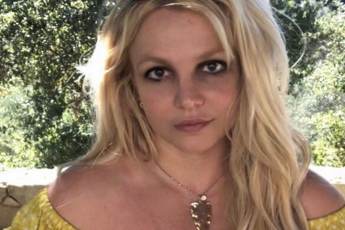 Britney Spears com cara de séria