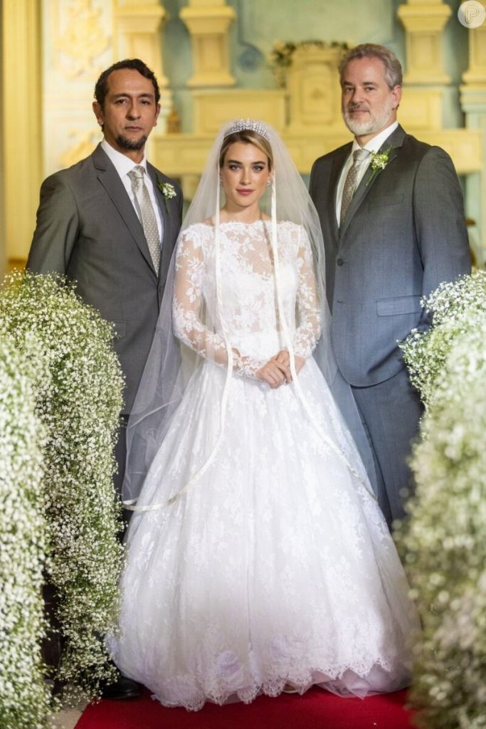 José Lucas (Irandhir Santos), Erica (Marcela Fetter) e o pai dela, Ibrahim (Dan Stulbach), no casamento, em "Pantanal"