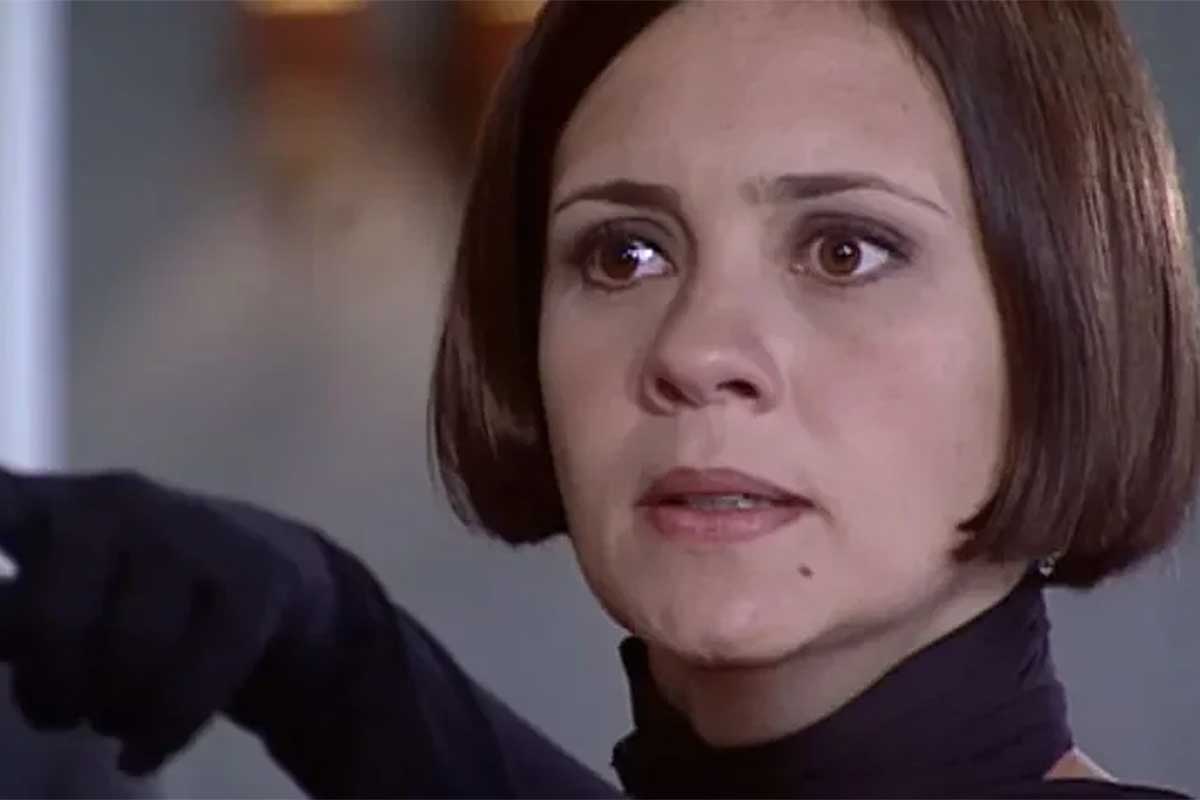 Catarina (Adriana Esteves)nervosa em cena de O Cravo e a Rosa