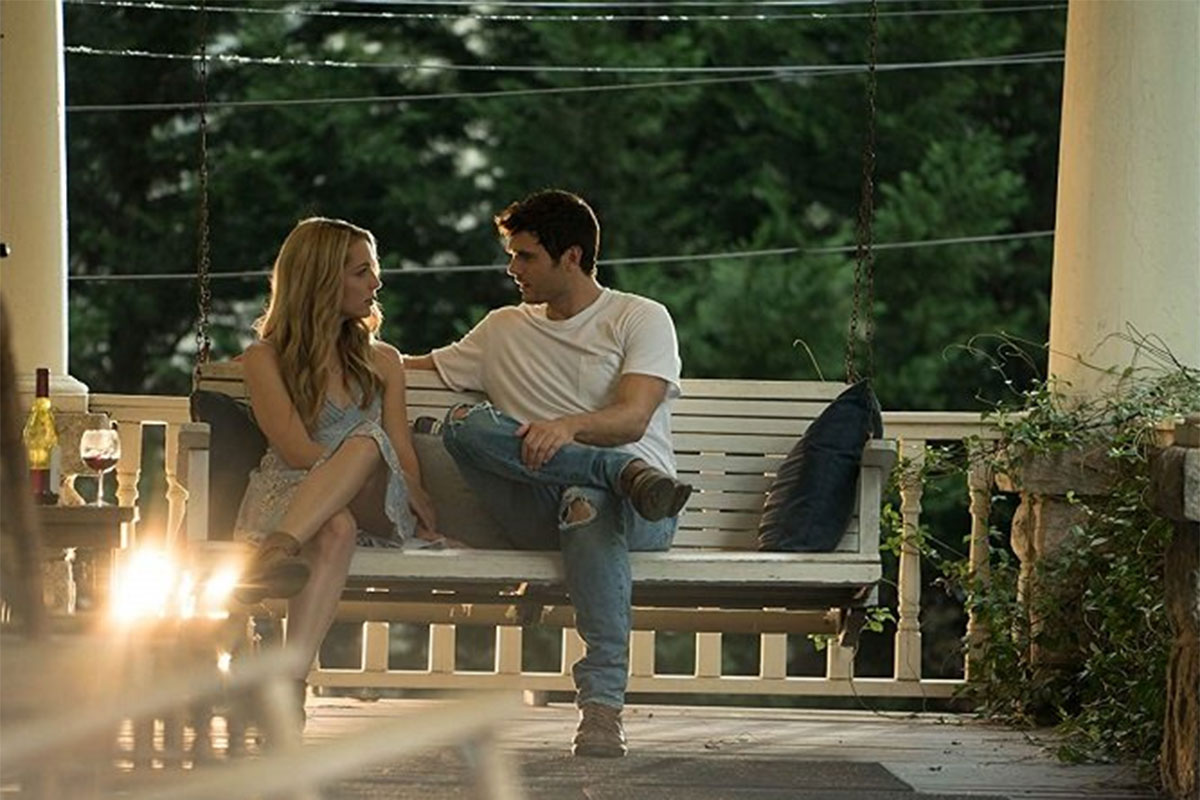 Casal sentado em uma varanda, na cena do filme 'A Minha Garota Para Sempre', exibido na 'Sessão da Tarde'