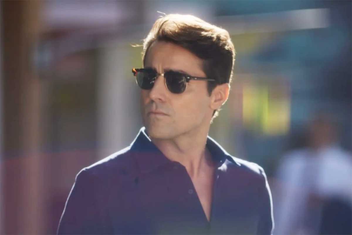Danilo (Ricardo Pereira) de óculos de sol, em cena de Cara e Coragem