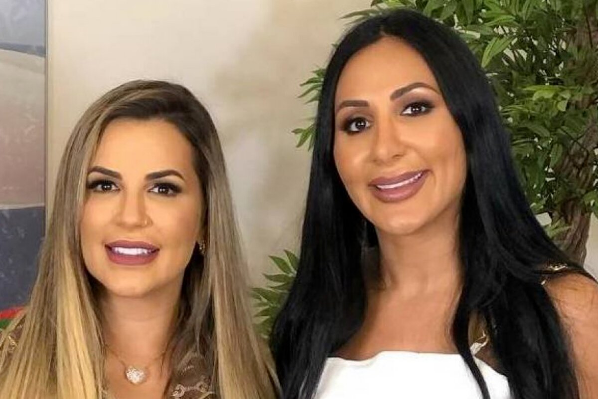 Deolane Bezerra ao lado da irmã, Dayanne, de tomara que caia branco, ambas sorrindo