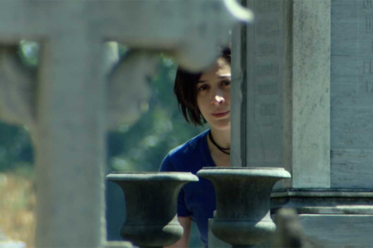 Donatela (Claudia raia) assiste ao próprio enterro em A Favorita