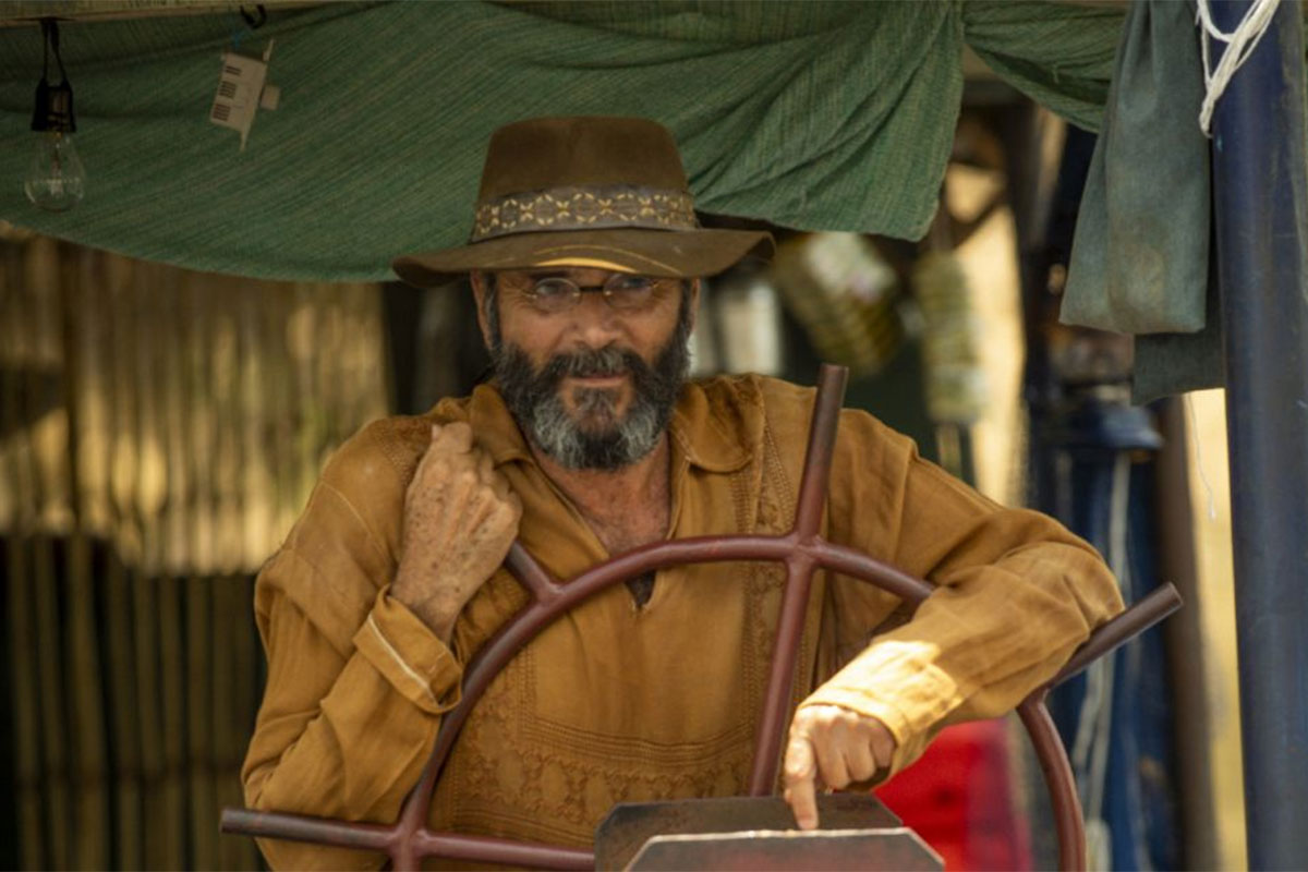Eugênio (Almir Sater) dirigindo sua chalana em 'Pantanal'