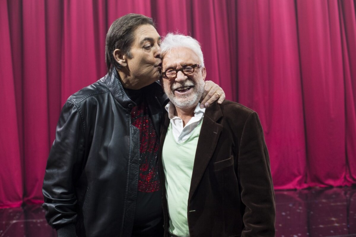 Faustão beijando o rosto de Moacyr Franco