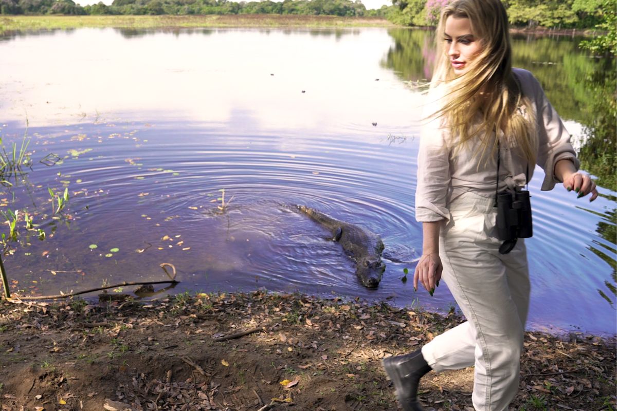 Fernanda Keulla foge de jacaré no Pantanal