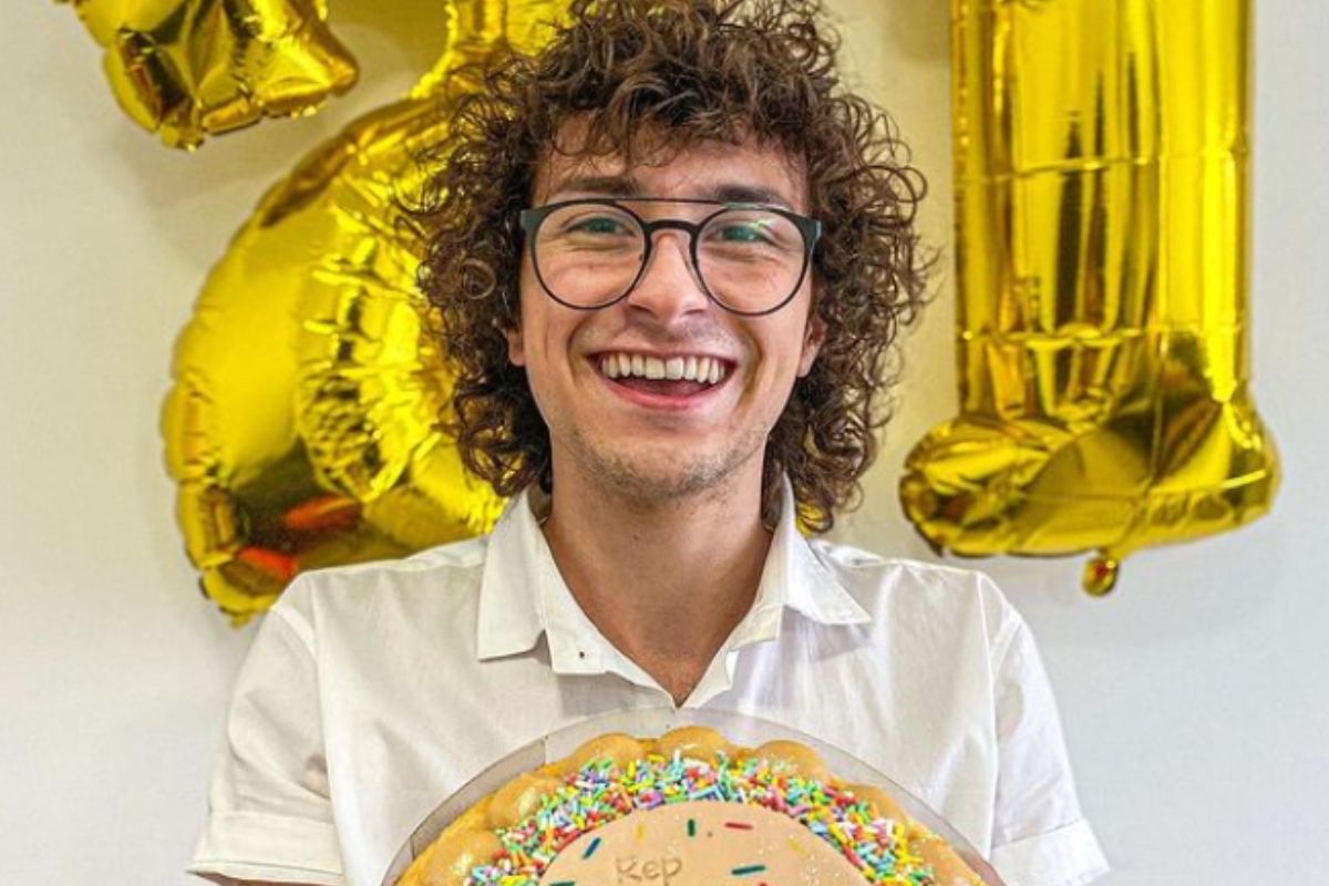 Fhelipe Gomes segura bolo de aniversário