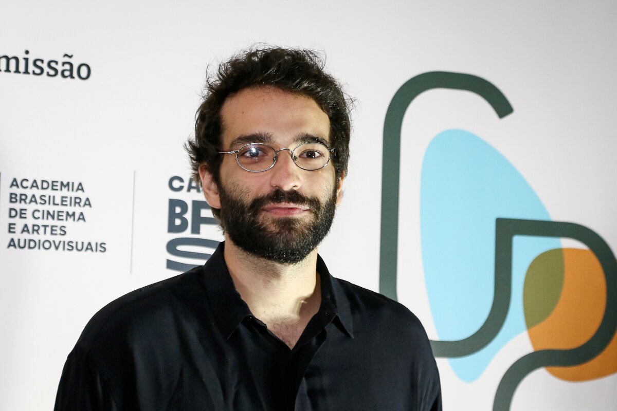 Humberto Carrão, de preto e óculos de grau