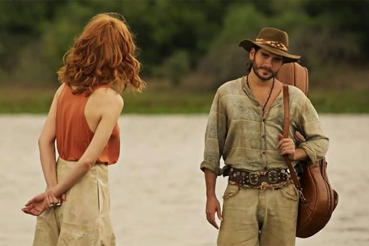 Trindade (Gabriel Sater) e Irma (Camila Morgado) conversam á beira do rio, em Pantanal