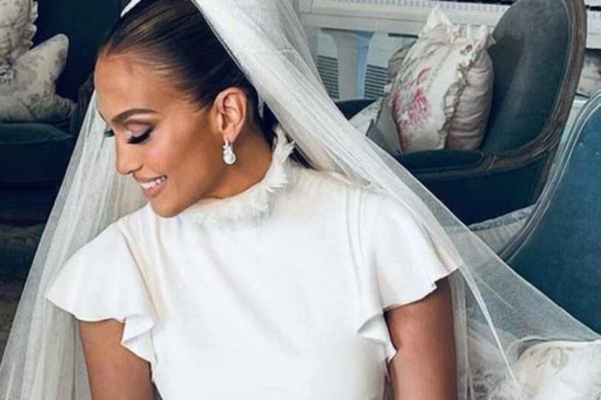 Jennifer Lopez sorrindo com seu vestido de noiva