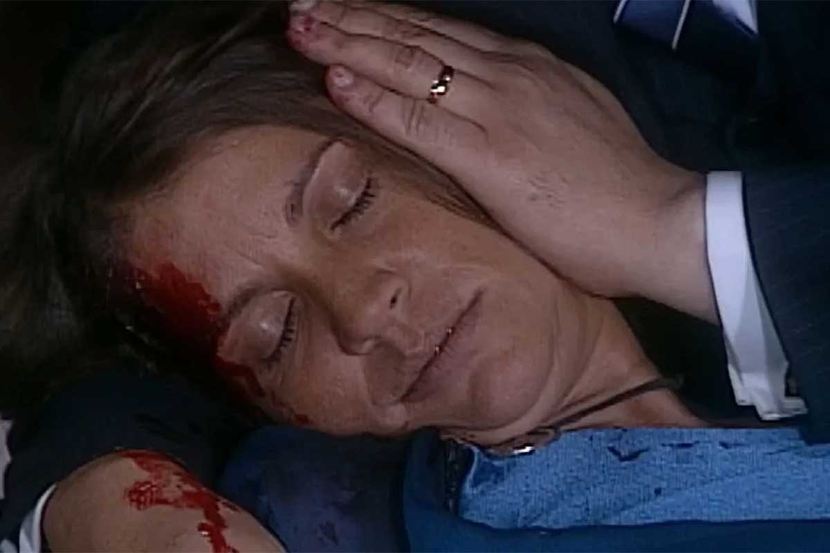 Joana (Tássia Camargo) desmaia, após levar um tiro em O Cravo e a Rosa