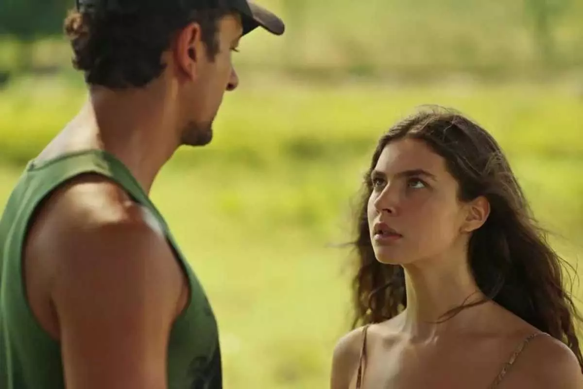 juma (alanis guillen) olhando séria para josé lucas (iramdhir santos) em pantanal