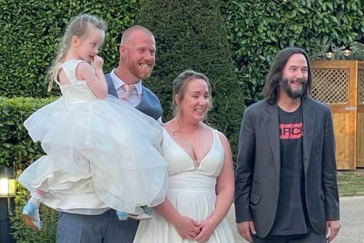 Keanu Reeves entra de 'penetra' em festa de casamento e posa para foto com noivos
