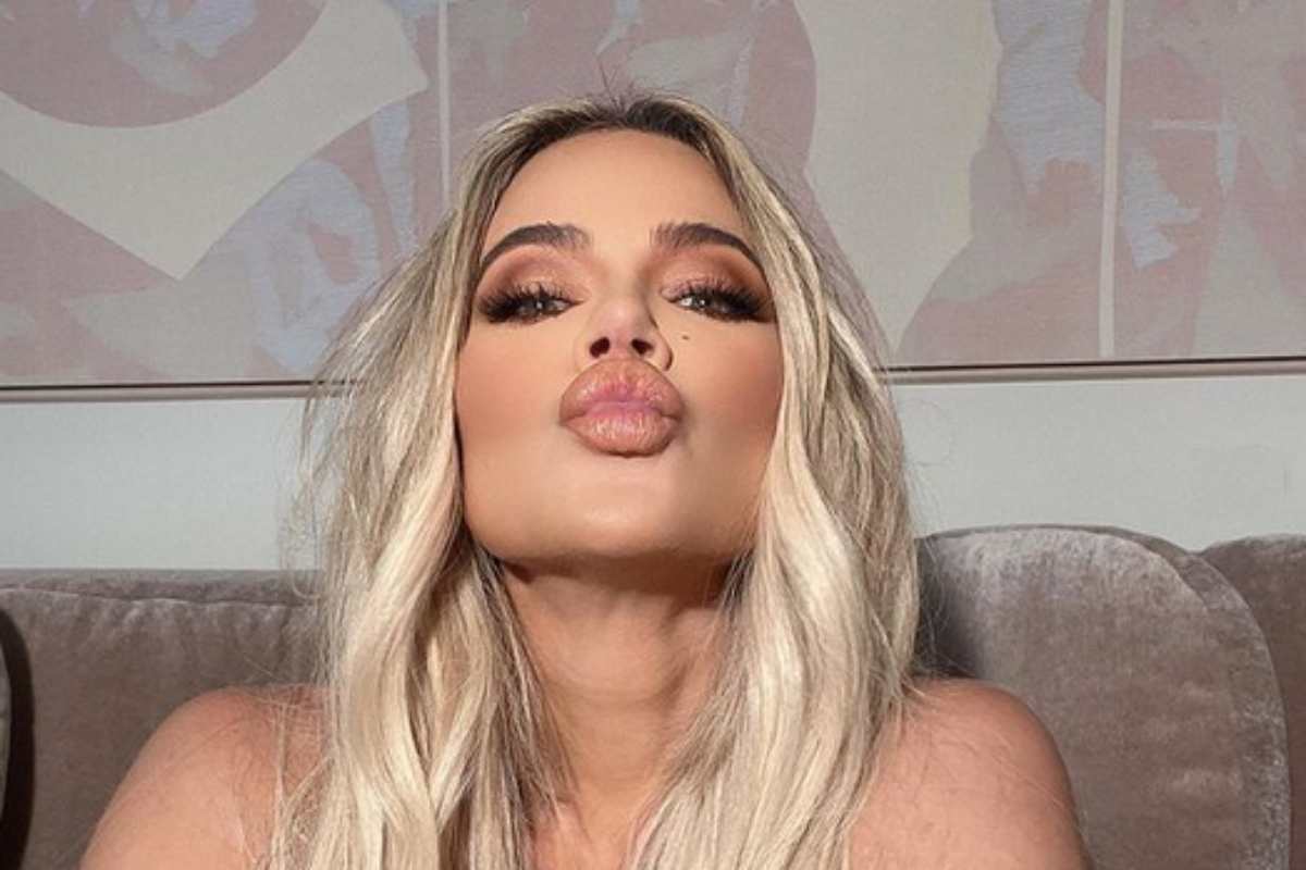 Khloe Kardashian mandando beijo