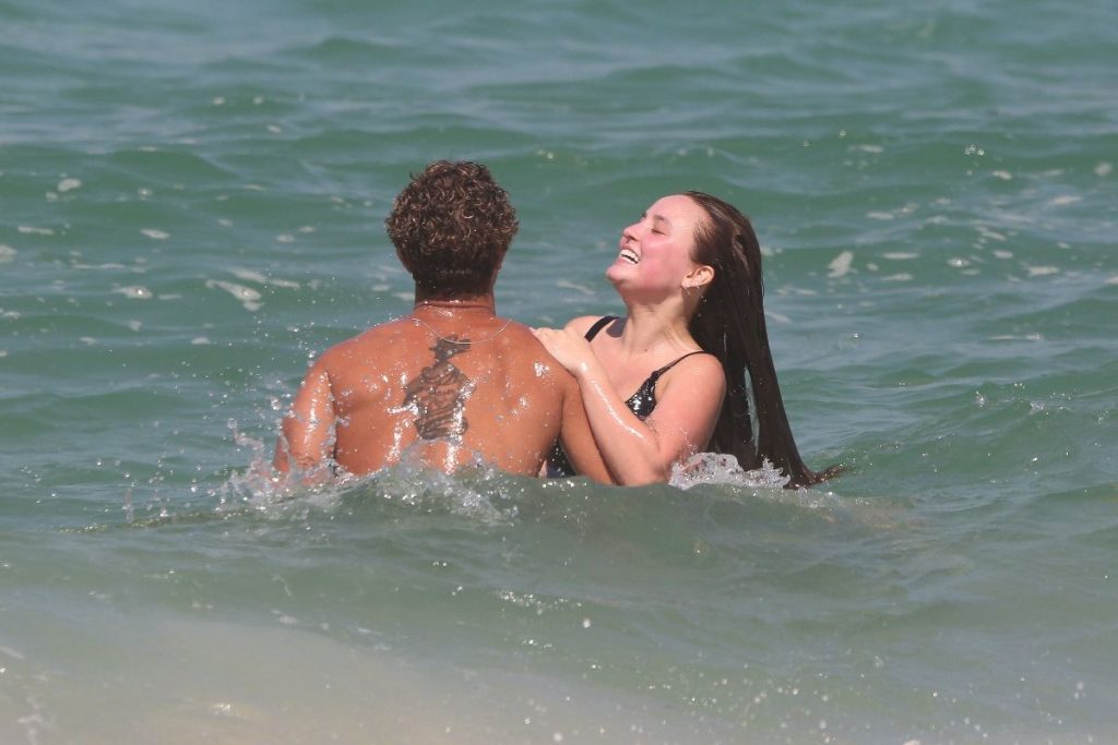 Larissa Manoela e André Luiz Frambach na praia no Rio de Janeiro