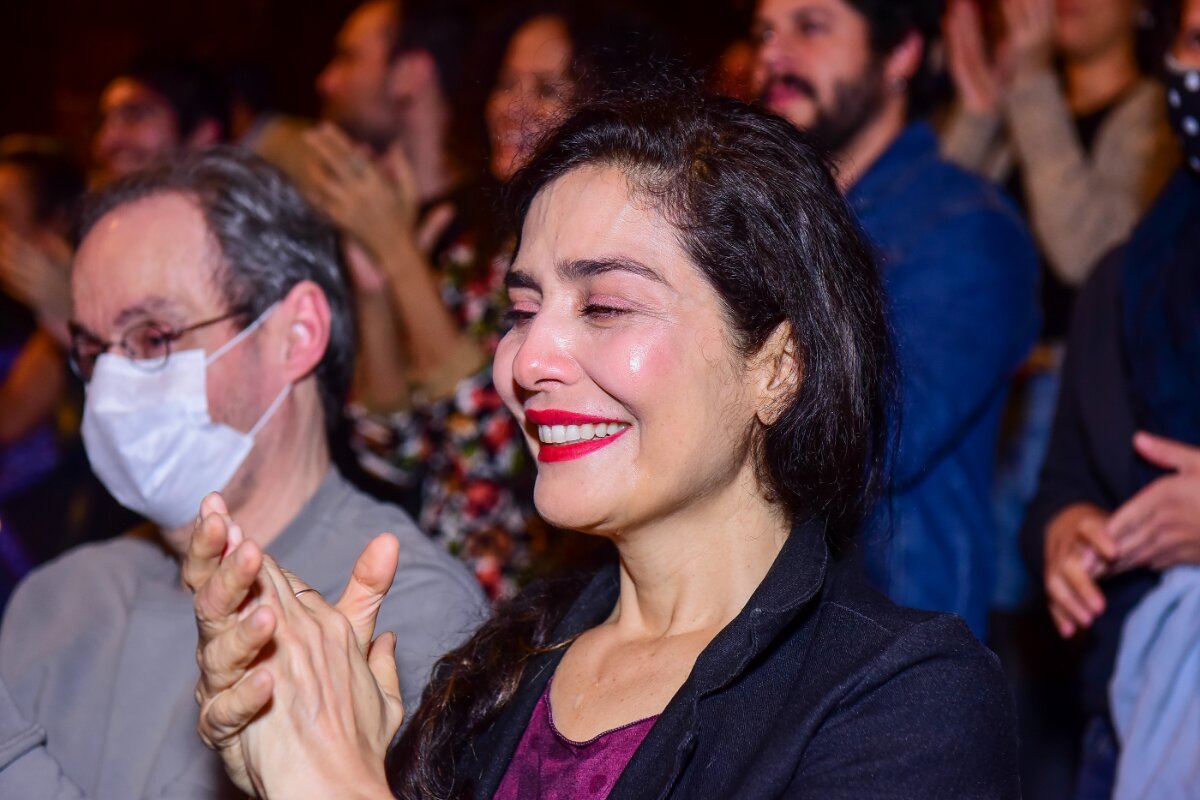Letícia Sabatella aos prantos aplaudindo, na plateia do teatro