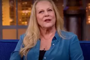 lucinha lins dando entrevista no the noite com danilo gentili