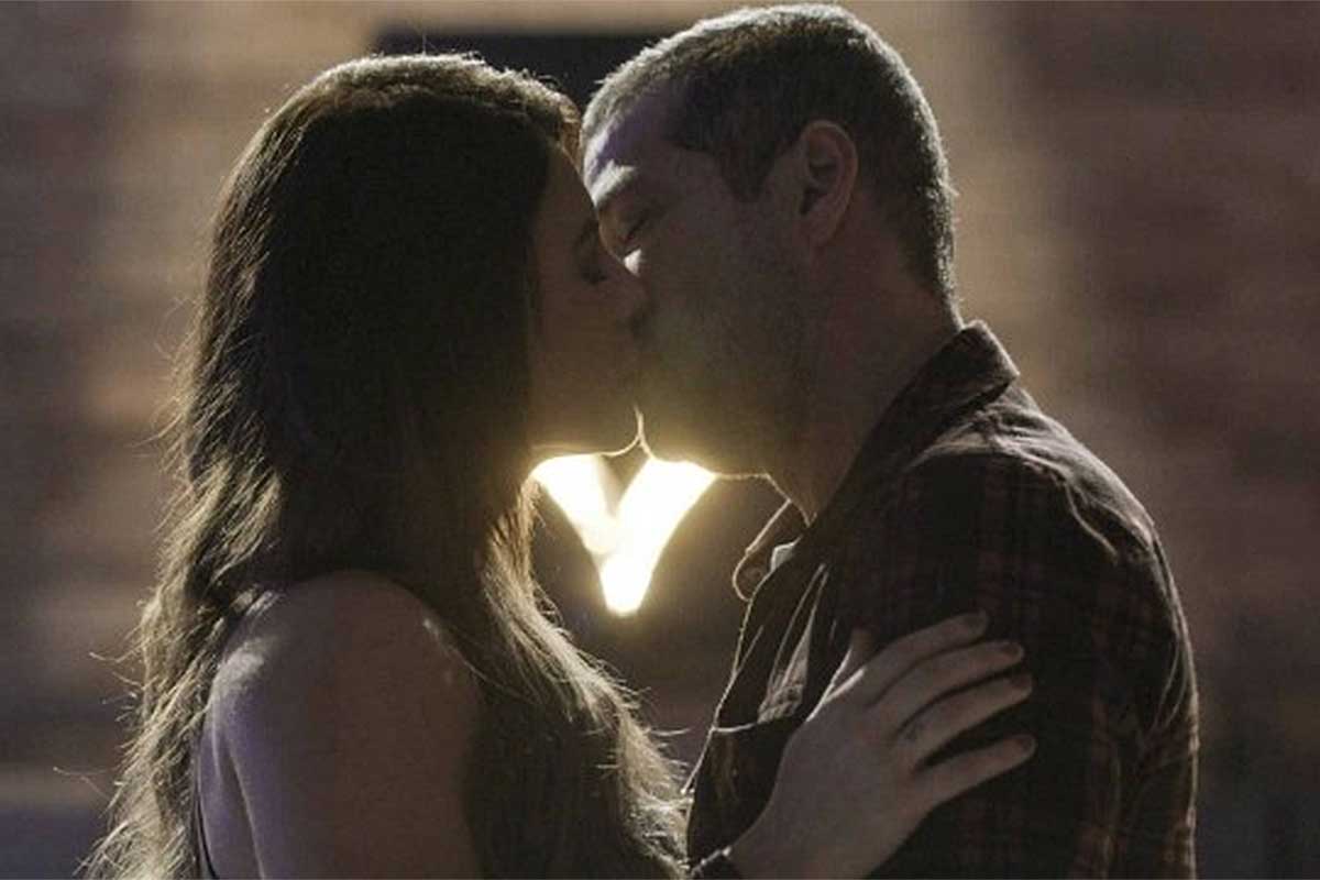 Pat (Paolla Oliveira) e Moa (Marcelo errado) se beijam em cena que pega fogo de Cara e Coragem