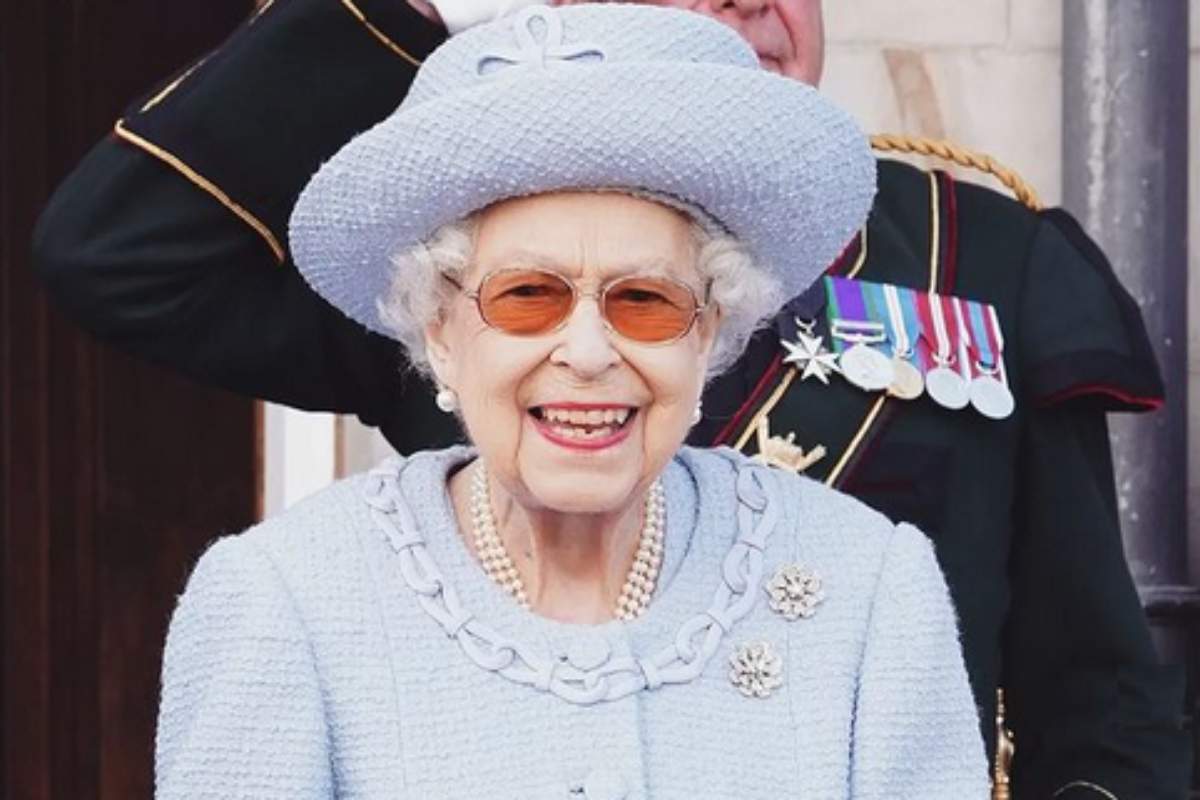 Rainha Elizabeth II de óculos escuros