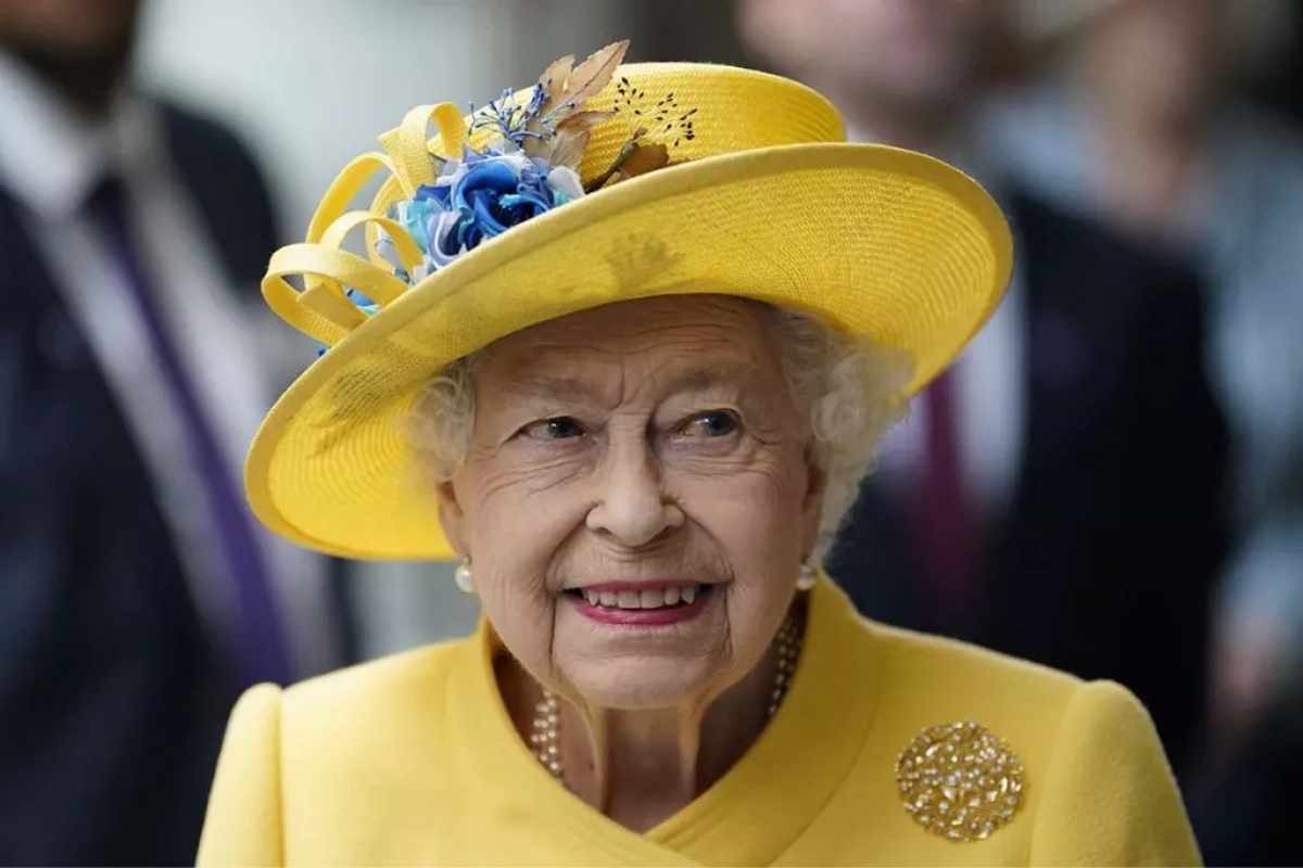Rainha Elizabeth II com roupa e chapéu amarelos